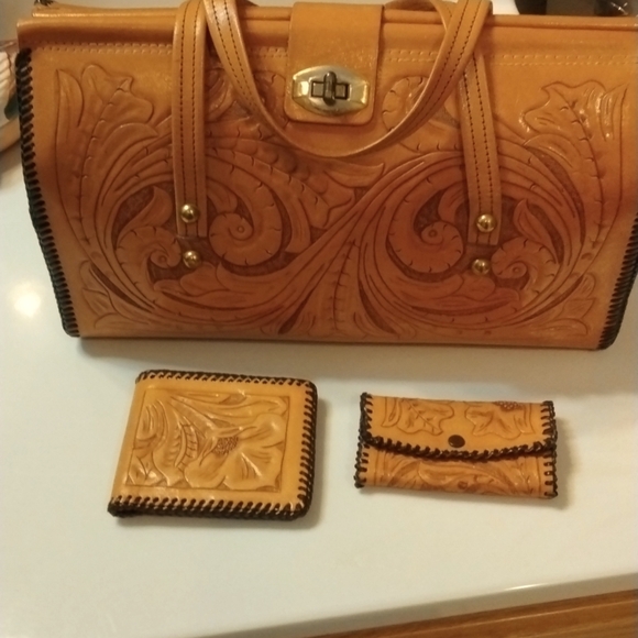 no brand Handbags - NWOT Vintage tooled Handbag 3 piece set